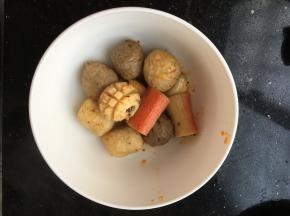 煮熟的丸子捞出来放在一个容器里面