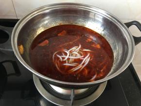 锅里放入米粉中火三十秒熟了就行