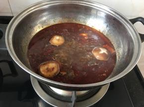 把剩下的香菇再放下去煮三四分钟