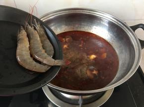 香菇快熟的时候加入虾一起煮一分钟就差不多啦