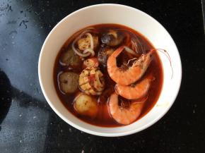 整个全部捞出来淋一些锅里的火锅底汤就可以了