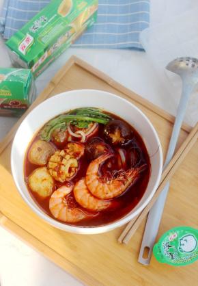 这个时候不会已经不会烫嘴了哟，放两根自己喜欢吃的青菜烫一下就可以了