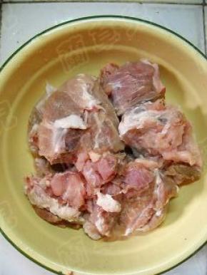 准备好新鲜脊骨。