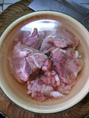 脊骨（买的时候叫人剁好了）放入冷水中，浸泡出血水，洗净、沥干水分备用。