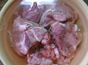 脊骨（买的时候叫人剁好了）放入冷水中，浸泡出血水，洗净、沥干水分备用。