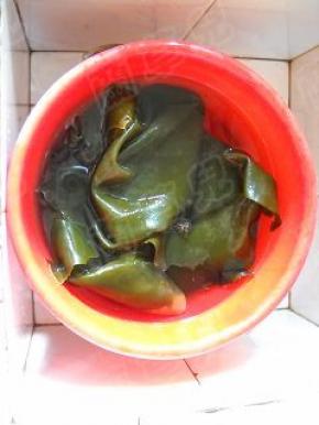 干海带放入大点的容器中，加入冷水浸泡数小时。