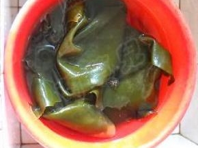 干海带放入大点的容器中，加入冷水浸泡数小时。