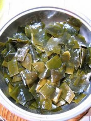 泡好的海带切成小块。