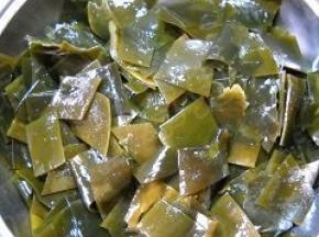 泡好的海带切成小块。