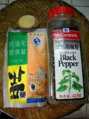 准备好盐、生姜、黑胡粉等调味品。