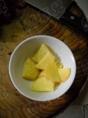 生姜去皮、洗净、切薄片。