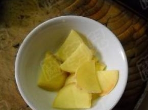 生姜去皮、洗净、切薄片。