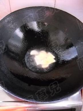 锅中倒入少许食油，爆香姜片。