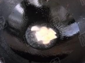 锅中倒入少许食油，爆香姜片。