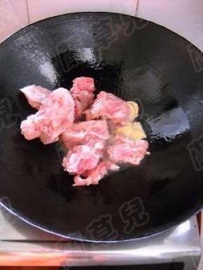 倒入猪脊骨，翻炒。