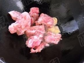 倒入猪脊骨，翻炒。