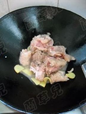炒至脊骨肉发白，汤汁无血水。