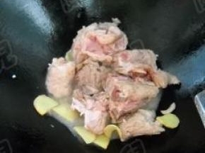 炒至脊骨肉发白，汤汁无血水。