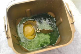 除黄油外，所有材料按照先液体后粉类的顺序放入面包桶内（菠菜要事先放开水中焯烫沥干榨汁这样可以去草酸）