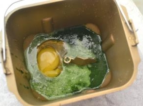 除黄油外，所有材料按照先液体后粉类的顺序放入面包桶内（菠菜要事先放开水中焯烫沥干榨汁这样可以去草酸）