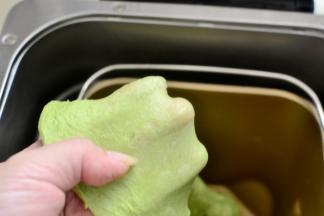 在一次和面松弛后剩下18分钟左右放入黄油继续搅拌到时间结束（我要说真的超级静音，基本是无声操作，吼吼）