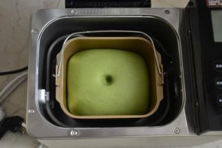 接着选择发酵功能，时间60分钟左右至面团发酵至2倍以上（用手指沾面粉插在面团上的坑没有立刻弹回就表示可以了）