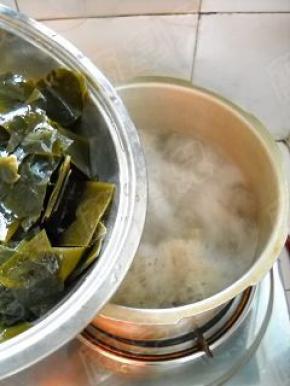 倒入海带，大火煮开；盖上锅盖，调小火，压制40分钟。