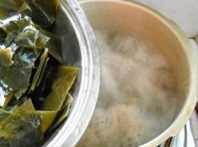 倒入海带，大火煮开；盖上锅盖，调小火，压制40分钟。