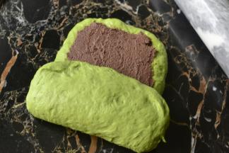 然后对折成三折