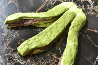 翻过来继续擀成椭圆形切成3份（顶部不要切开要连接着）