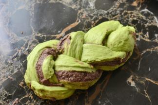 编成辫子的样子，将头尾往后折起