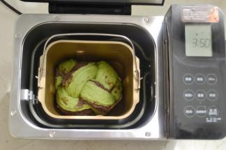 将整形好的面团放入面包机内再次选择发酵功能