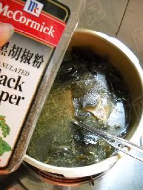 煨好的海带脊骨汤，加入盐、胡椒粉调味。