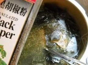 煨好的海带脊骨汤，加入盐、胡椒粉调味。