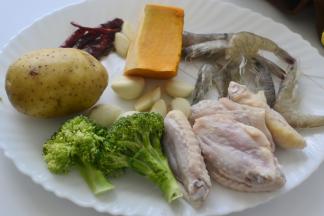 材料：翅中5个 虾适量 土豆一粒 南瓜适量 西蓝花适量 干辣椒2-3个 蒜粒适量 花椒少许 调料：生抽少许 郫县豆瓣酱一小勺 糖 料酒