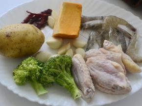 材料：翅中5个 虾适量 土豆一粒 南瓜适量 西蓝花适量 干辣椒2-3个 蒜粒适量 花椒少许 调料：生抽少许 郫县豆瓣酱一小勺 糖 料酒