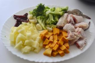 将南瓜和土豆去皮切小块，虾从背部将肠线用牙签剔除，翅中对半切