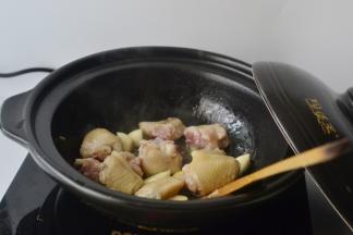 倒入少许的橄榄油将翅中和蒜粒放入煎2面微黄