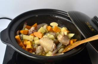 然后加入南瓜、土豆和虾，接着将干辣椒、花椒和少许的豆瓣酱也一起放入小火炒出香味