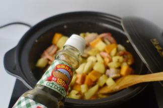 烹入料酒，放少许的生抽，糖和少许的水