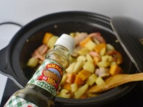 烹入料酒，放少许的生抽，糖和少许的水