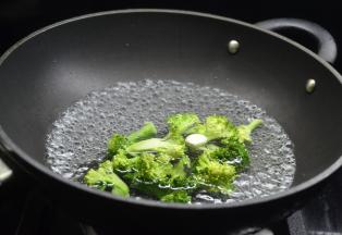 西蓝花放入开水中焯烫变色捞起（水里放点油保持蔬菜色泽）