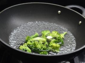 西蓝花放入开水中焯烫变色捞起（水里放点油保持蔬菜色泽）