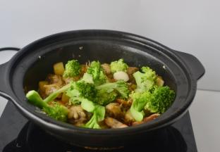 然后加入香辣锅中，翻炒均匀即可