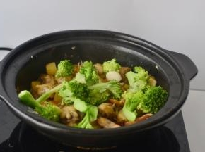 然后加入香辣锅中，翻炒均匀即可