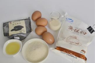 材料：鸡蛋4个 蛋糕粉60克 黑芝麻粉30克 糖60克 豆浆60克 玉米油40克 烘焙模具：学厨金色7寸中空模具 烘焙时间：165度55分钟 下层