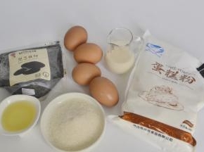 材料：鸡蛋4个 蛋糕粉60克 黑芝麻粉30克 糖60克 豆浆60克 玉米油40克 烘焙模具：学厨金色7寸中空模具 烘焙时间：165度55分钟 下层