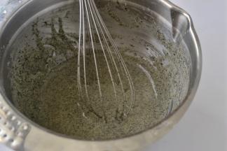 用手抽拌到无颗粒顺滑的面糊状态