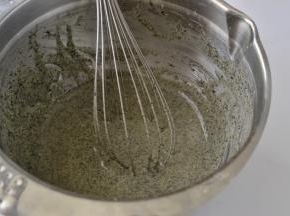 用手抽拌到无颗粒顺滑的面糊状态