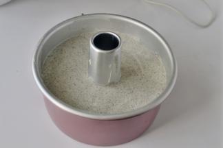 倒入模具中然后震出大气泡